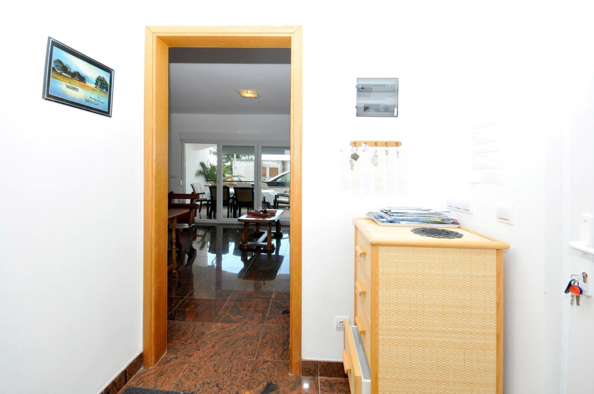 Apartmani Svalina - Seaview And 130M From Beach Trogir Exterior foto